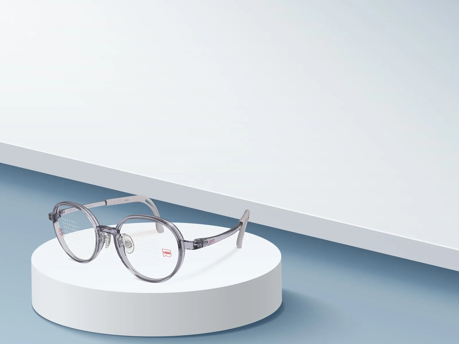 LIPO XIA frame on a white plinth against a blue wall